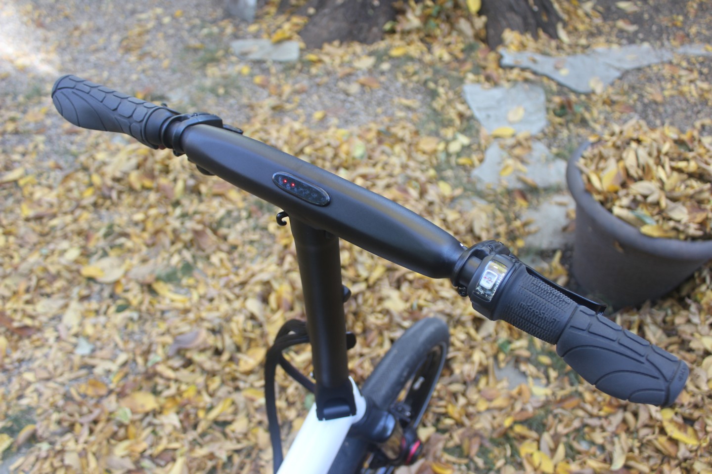 Time for a recharge – LEDs on the handlebar indicate the battery level