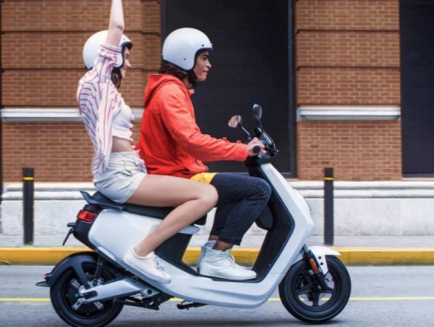 Moped Bike vs Scooters: Explaining the Difference Between the Two